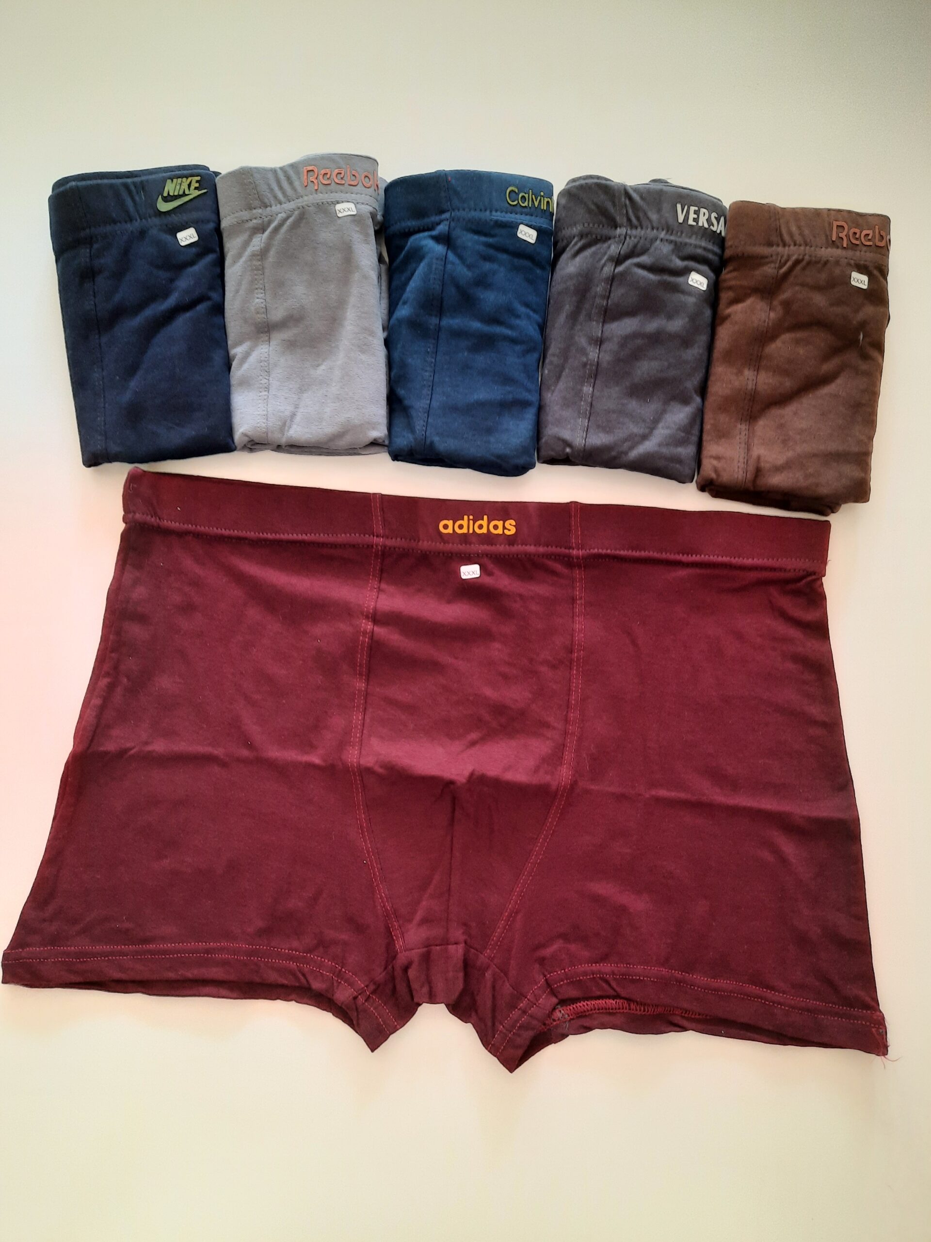 شورت پادار کش پهن اسپرت رنگی – ترکیب راحتی و دوام 1 شورت پادار کش پهن اسپرت رنگی – ترکیب راحتی و دوام